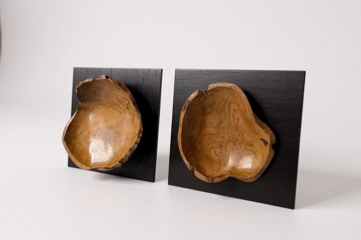 Wanddekoration aus Teakholz auf schwarzer Holzplatte – handgefertigtes Massivholz Unikat - moderne Naturholz Wandkunst - 40x40x10 cm