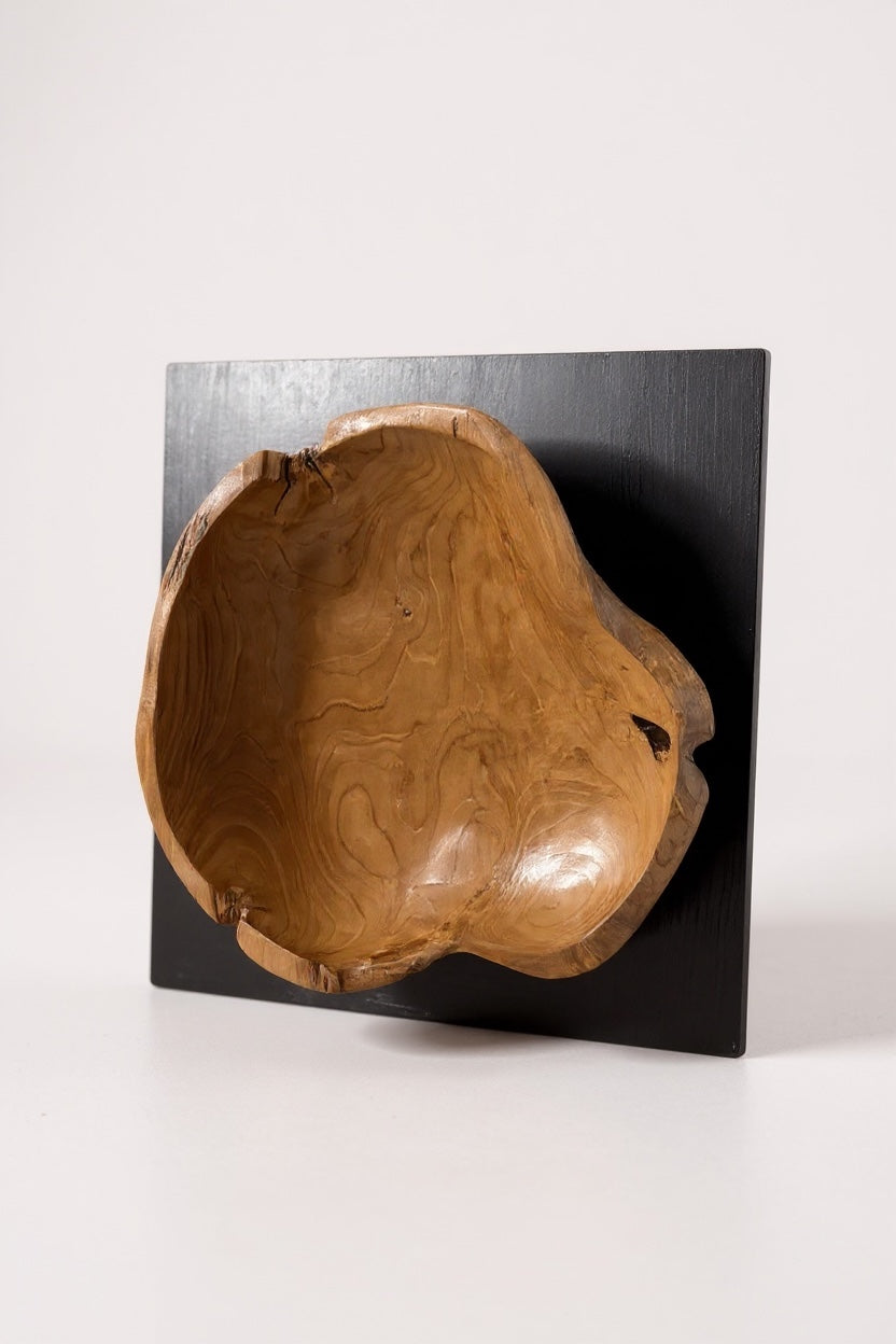 Wanddekoration aus Teakholz auf schwarzer Holzplatte – handgefertigtes Massivholz Unikat - moderne Naturholz Wandkunst - 40x40x10 cm