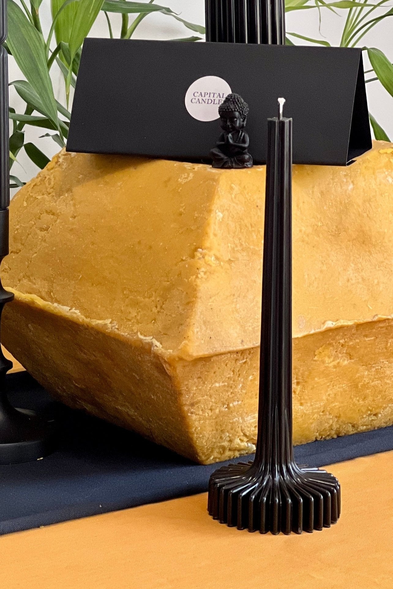 Bienenwachskerze BERLIN – Schwarz – Handgegossen – Für Wohnräume & Dekoration – 2 Größen