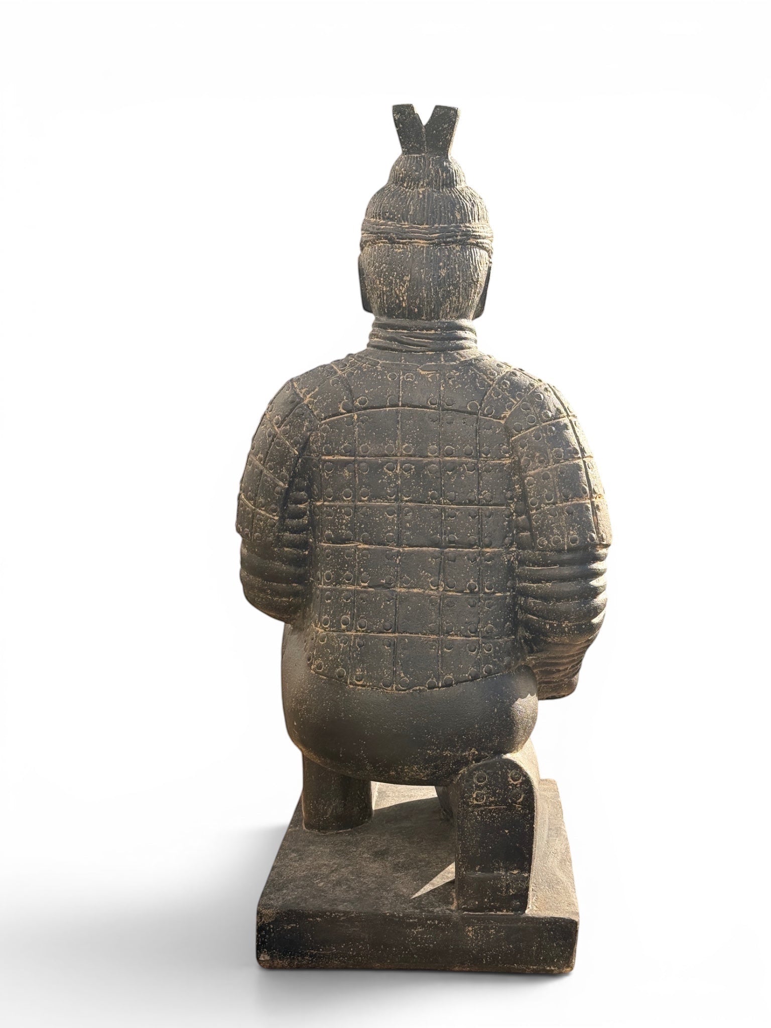 FaHome antike Terrakotta-Krieger-Figur kniend mit Rüstung, dunkle erdige Farbe, rustikale Textur