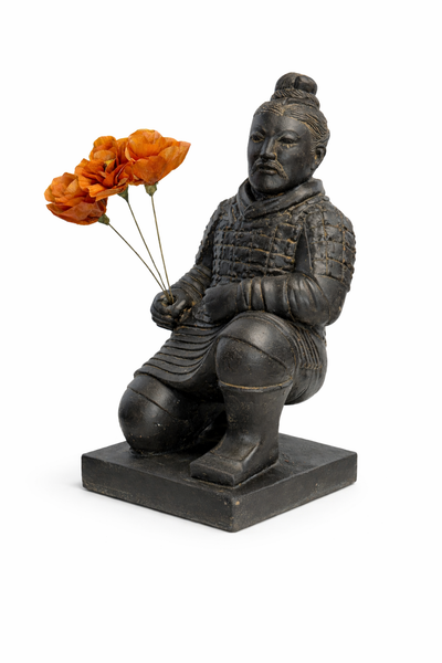Kneeling Warrior Statue – Garden Living Room Decoration Sculpture – Weatherproof – Stone Look Terracotta Warrior Figure Black Gold – approx. 50 cm