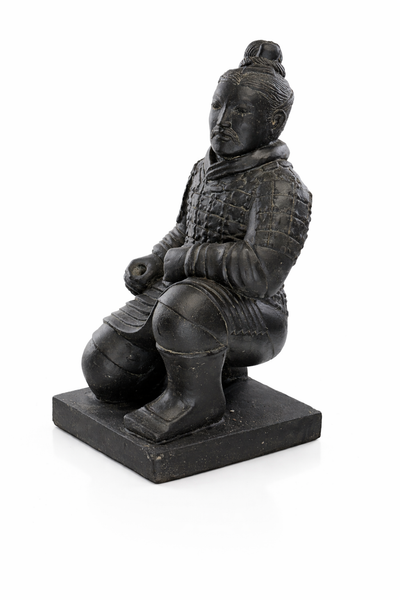 Kneeling Warrior Statue – Garden Living Room Decoration Sculpture – Weatherproof – Stone Look Terracotta Warrior Figure Black Gold – approx. 50 cm