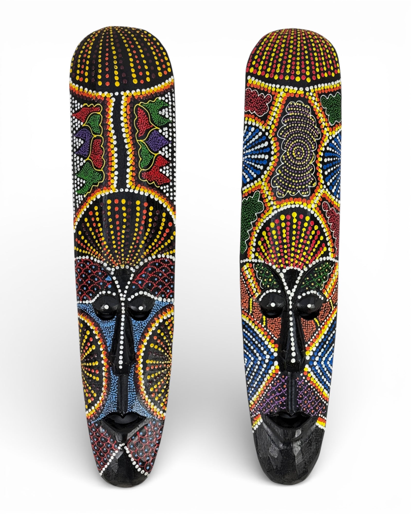 Einzelstücke: Handgefertigte Teakholz-Maske mit farbenfrohem Punktmuster