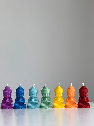 Bougies Bouddha en cire d'abeille – Lot de 7 aux couleurs des chakras – Coulées à la main – Pour salons, chambres et salles de méditation – 6 x 3,5 cm