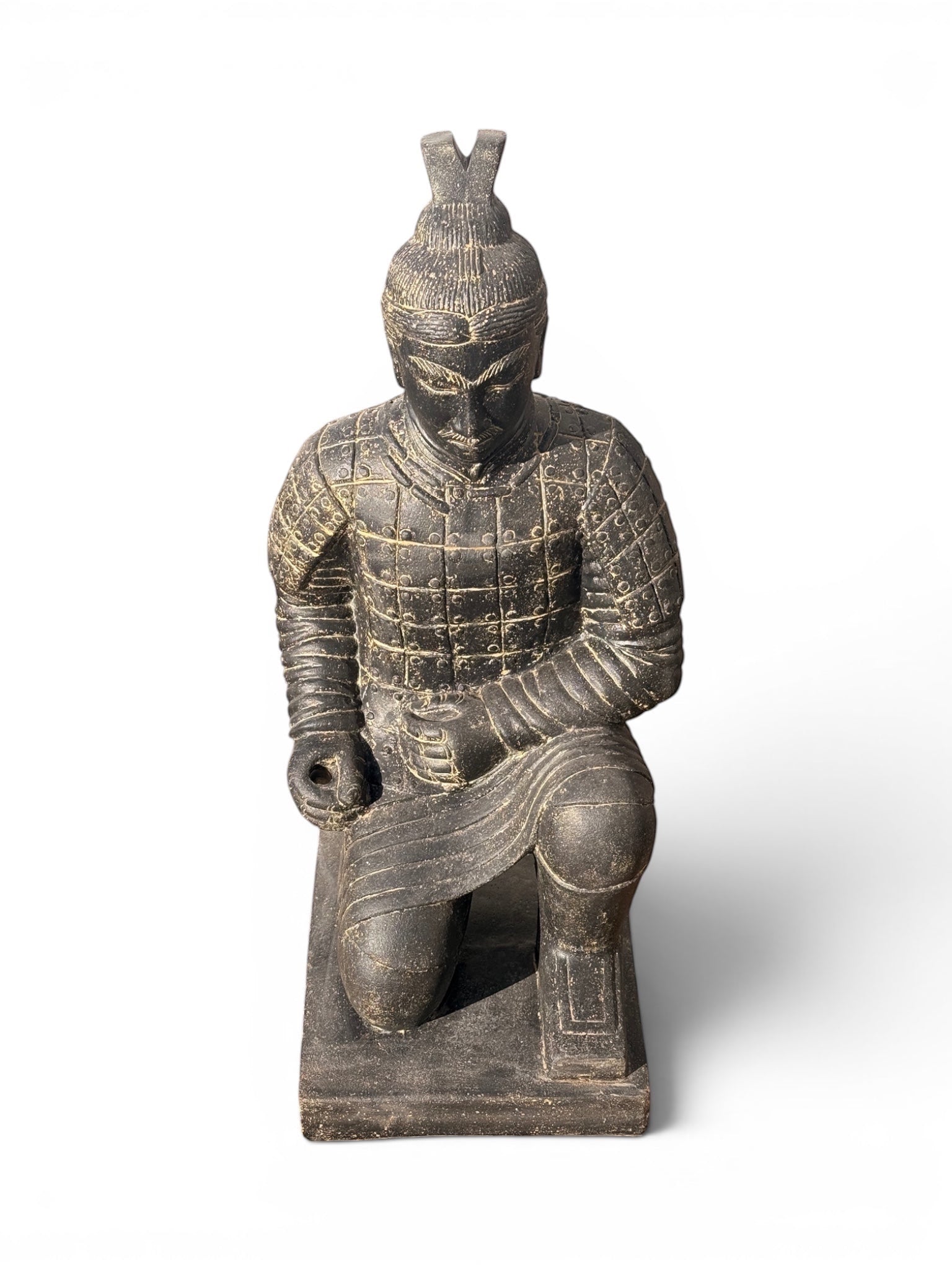 FaHome antike Terrakotta-Krieger-Figur kniend mit Rüstung, dunkle erdige Farbe, historische Nachbildung